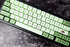 Matcha XDA keycaps op een toetsenbord met donkere behuizing – contrast en rust gecombineerd